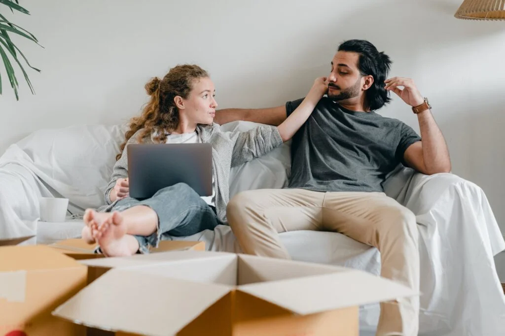 girlfriend with laptop touching ethnic face of man on sofa. Mitä tarkoittaa avoin suhde?