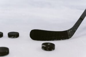 Nuorten Leijonien U20 MM-kisat 2023 päättyivät farssiin. Kuva: Tima Miroshnichenko on <a href="https://www.pexels.com/photo/close-up-shot-of-a-hockey-puck-and-hockey-stick-6847470/" rel="nofollow">Pexels.com</a>