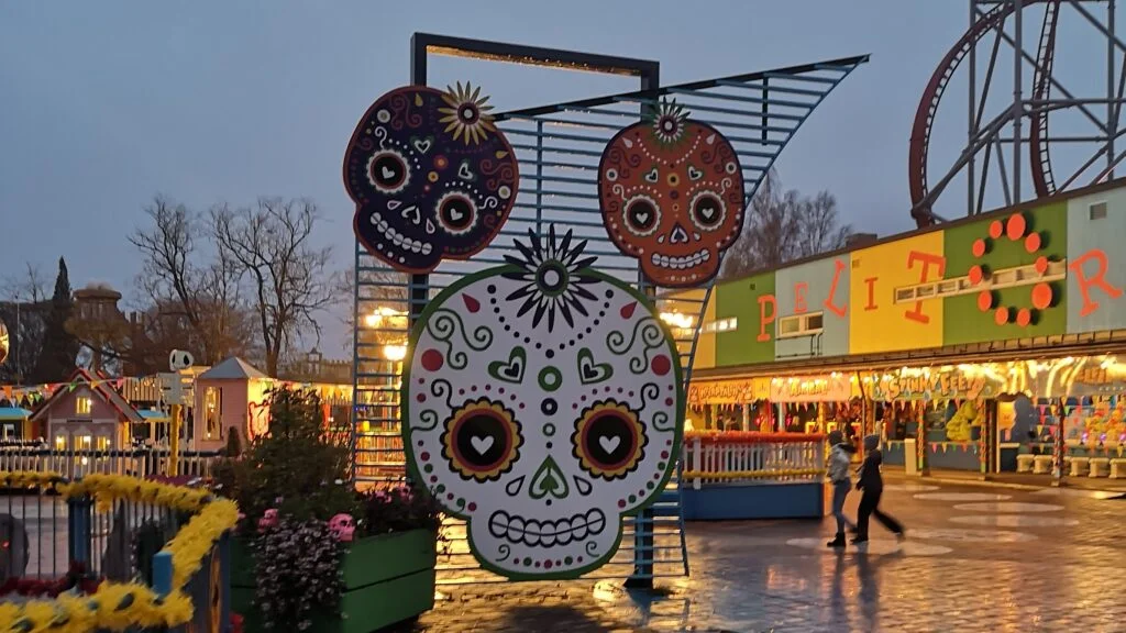 Kuolleiden päivä, kuvassa Särkänniemessä näkyvä pääkallo