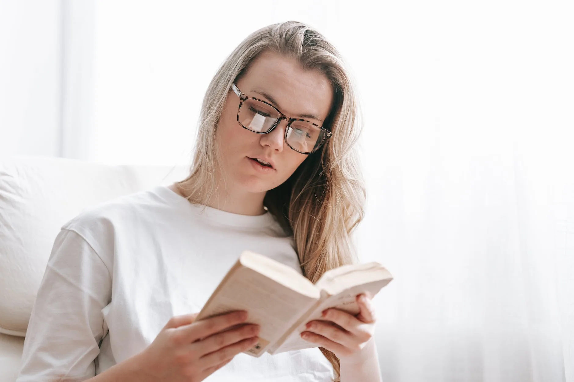 Avoin suhde voi sopia kenelle vaan, joka uskaltaa olla avoimin mielin. George Milton on <a href="https://www.pexels.com/photo/young-woman-in-eyeglasses-reading-book-at-spare-time-7034011/" rel="nofollow">Pexels.com</a>