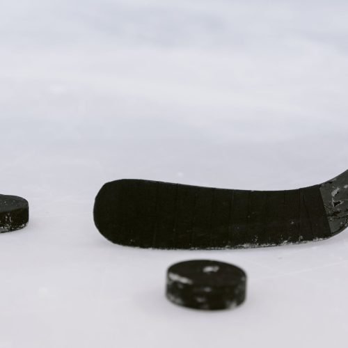 Nuorten Leijonien U20 MM-kisat 2023 päättyivät farssiin. Kuva: Tima Miroshnichenko on <a href="https://www.pexels.com/photo/close-up-shot-of-a-hockey-puck-and-hockey-stick-6847470/" rel="nofollow">Pexels.com</a>